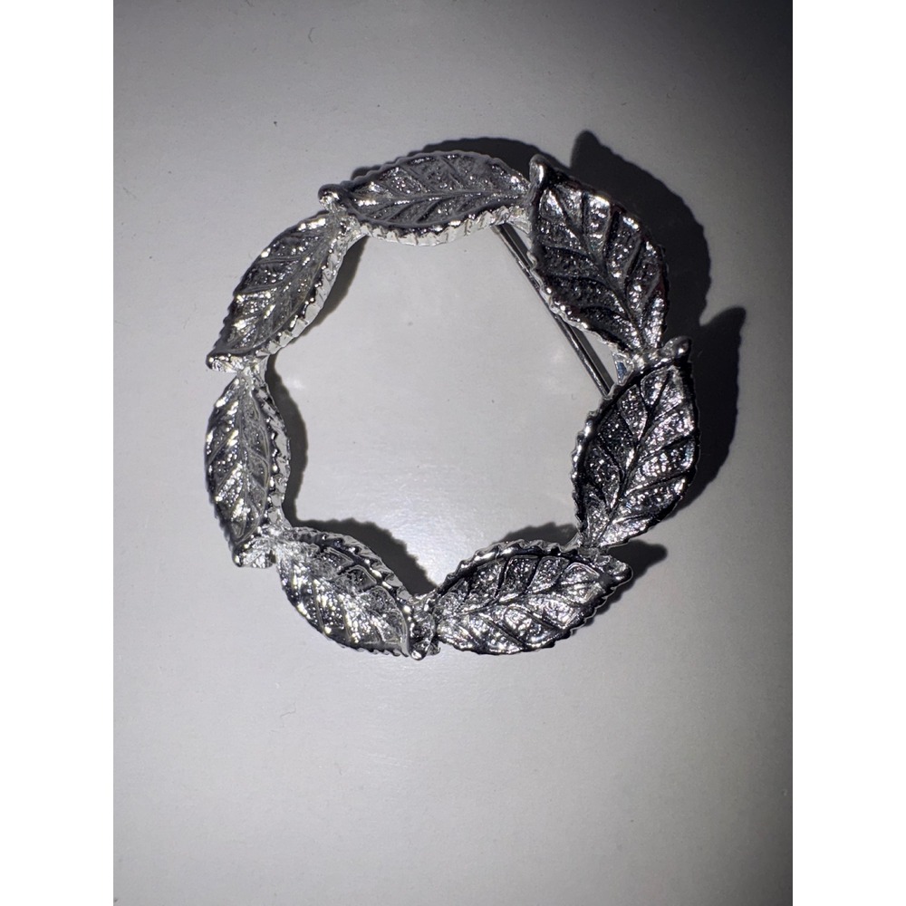 Silver Tone Leaf Wreath Brooch Pin Vintage Style Accessory